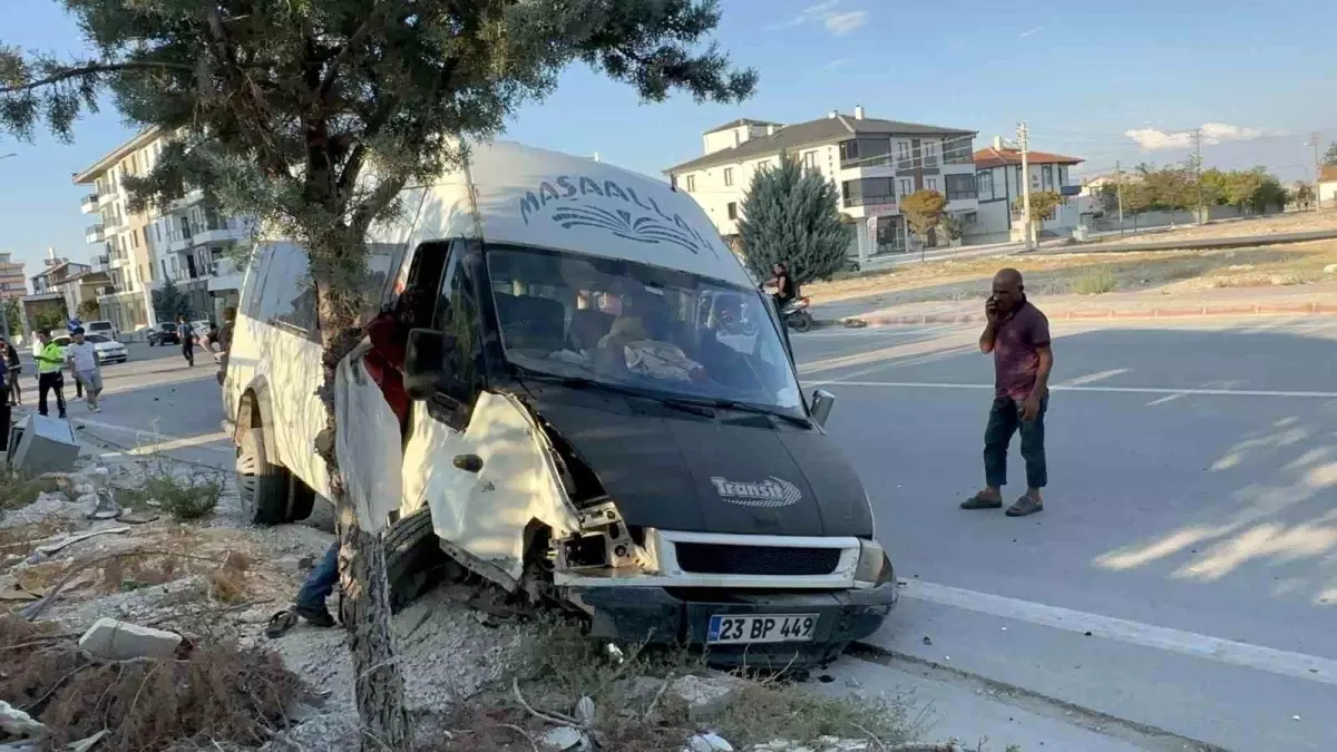 Aksaray’da Mevsimlik İşçileri Taşıyan Minibüs ile Otomobil Çarpıştı: 15 Yaralı