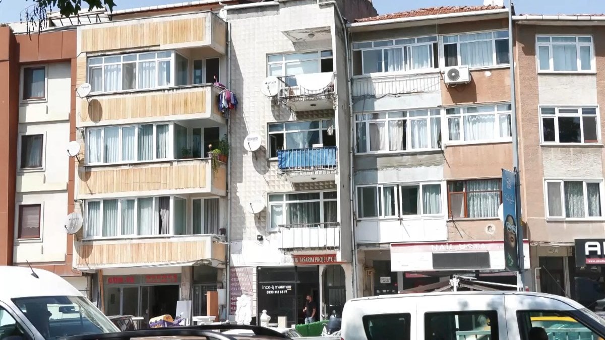 İstanbul’un yıkılmaya yüz tutmuş  Karacaahmet manzaralı apartmanları