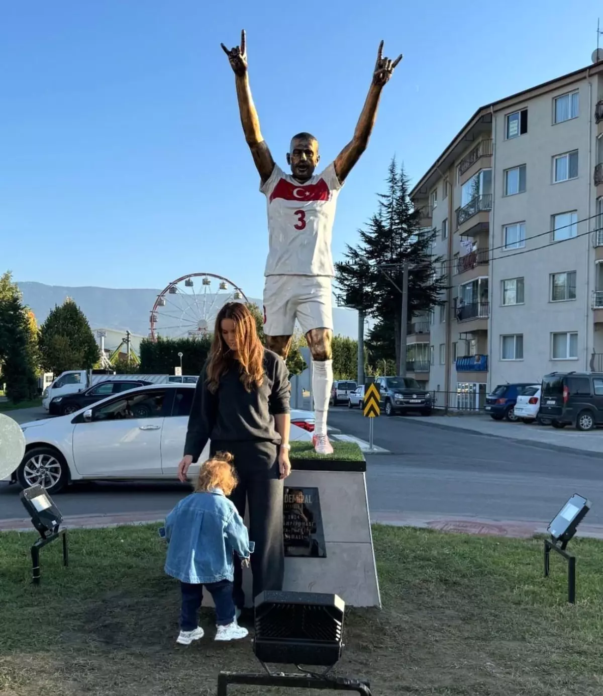 Merih Demiral’ın Eşi Heidi Demiral, Eşinin Heykeli Önünde Poz Verdi