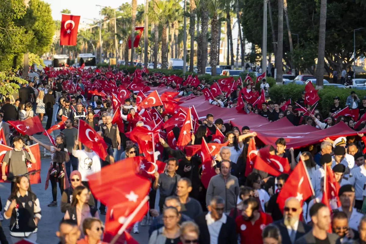 Mersin’de 101 Metrelik Bayrak Yürüyüşü