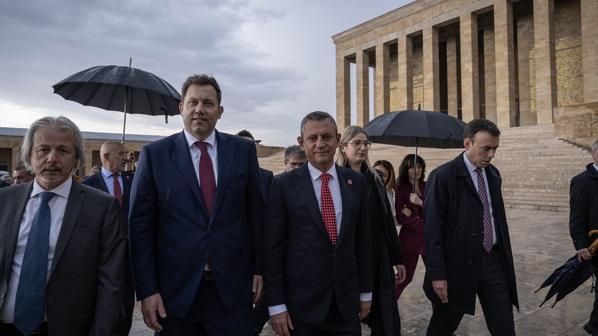 Özgür Özel ile SPD Eş Genel Başkanı Lars Klingbeil’den Anıtkabir’e ziyaret