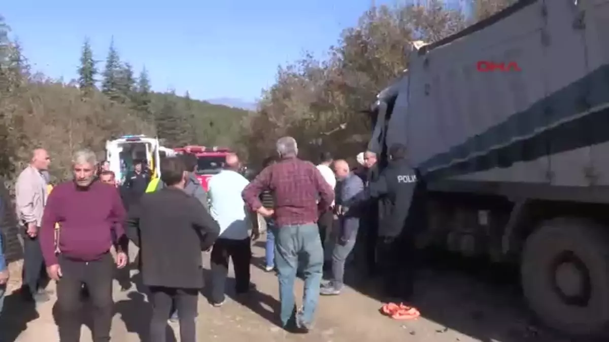 Tokat’ta Hafriyat Kamyonları Kafa Kafaya Çarpıştı