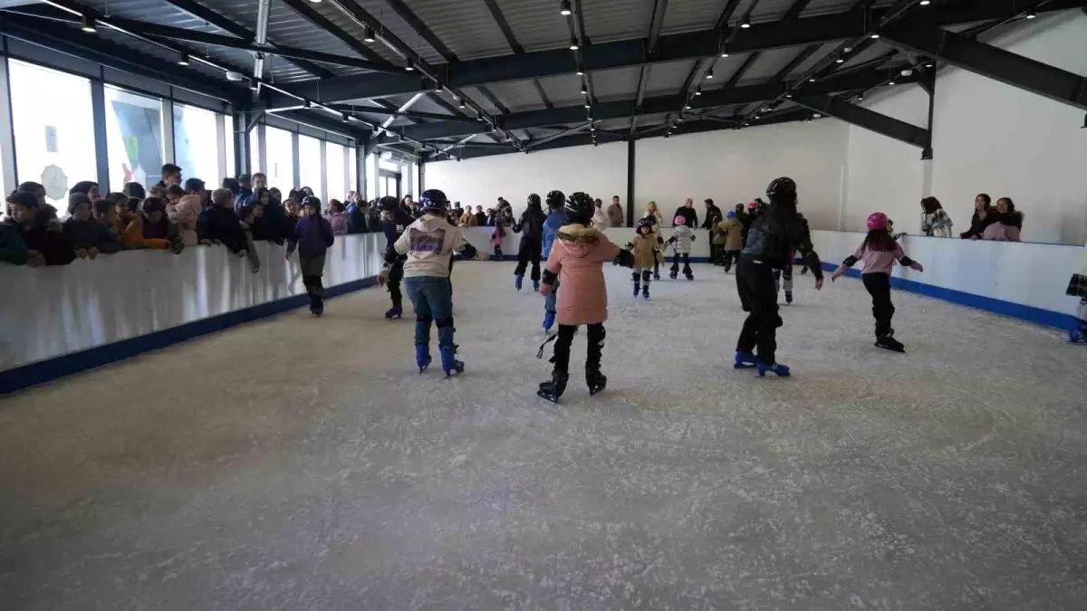 Kırıkkale Belediyesi’nden Öğrencilere Ücretsiz Buz Pisti Keyfi