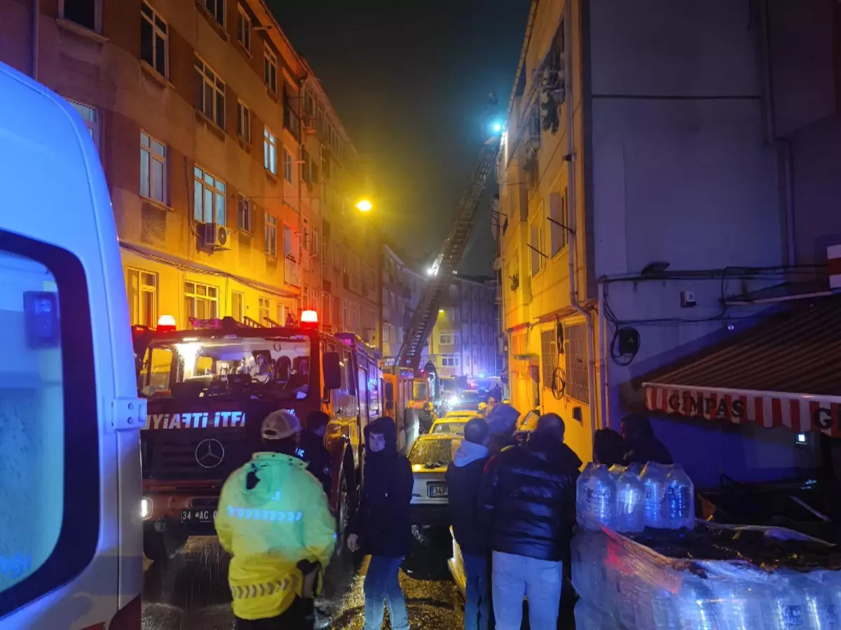 Üsküdar’da Yangın: İki Kişi Dumandan Etkilendi, Kedi Hayatını Kaybetti